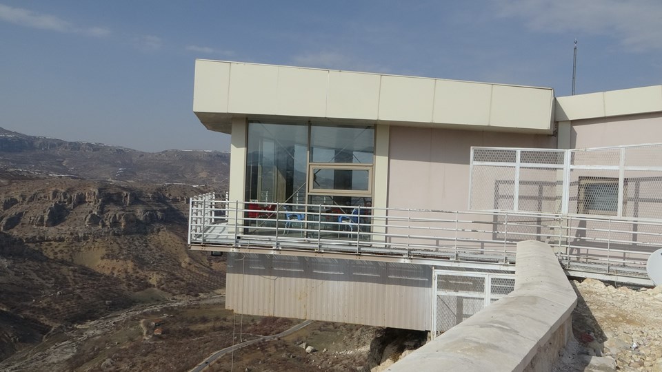 242 metre yükseklikteki cam köprü ve seyir terası depremde ayakta kaldı
