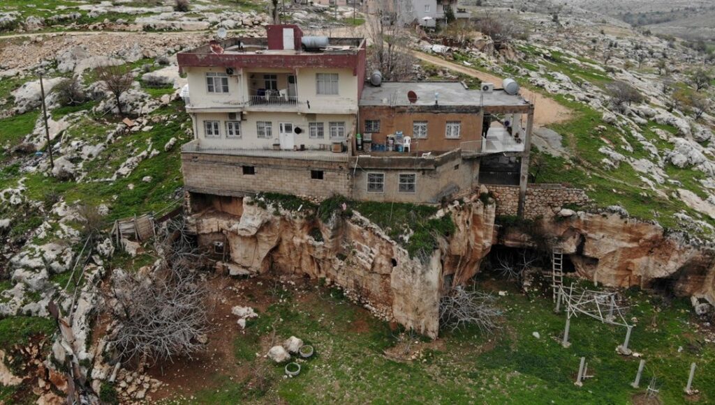 3 odalı mağaranın üzerine 3 kat bina yapıldı - Son Dakika Türkiye Haberleri