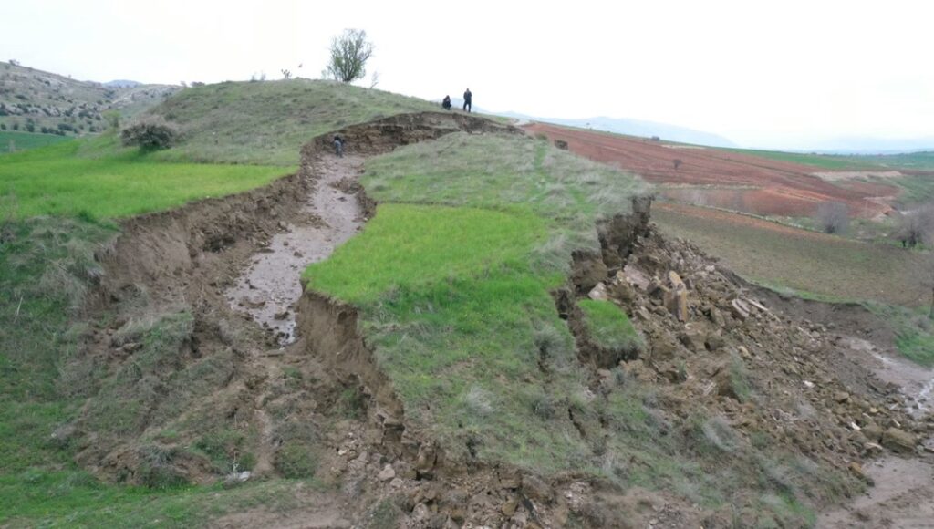 Adıyaman'da deprem tepelik alanı ikiye böldü - Son Dakika Türkiye Haberleri