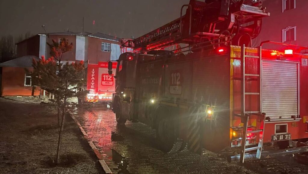 Ağrı'da kadın sığınma evinde yangın: 7 kişi dumandan etkilendi - Son Dakika Türkiye Haberleri