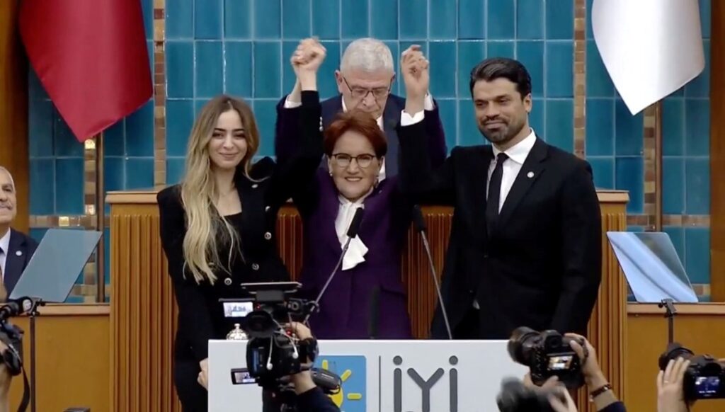 Akşener Gökhan Zan'a rozetini taktı - Son Dakika Türkiye Haberleri