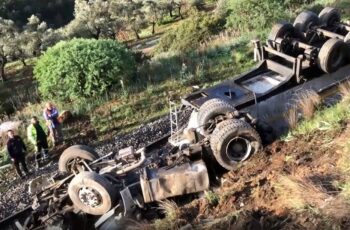 Aydın’da demir yoluna kamyon devrildi: 1 ölü – Son Dakika Türkiye Haberleri