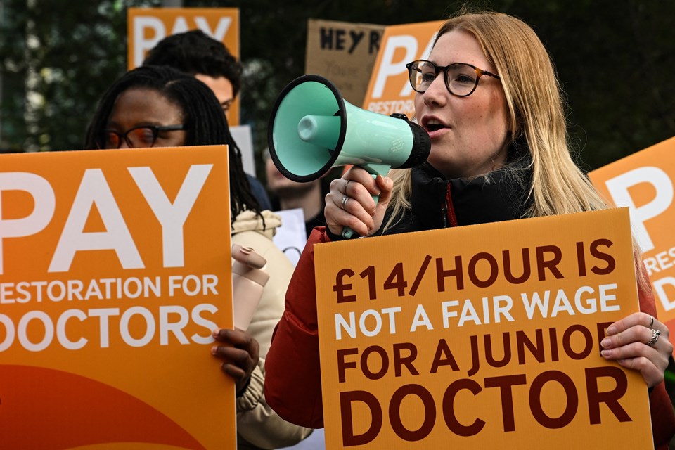 Baristalardan daha düşük alan doktorlar İngiltere'de protesto yaptı - 2