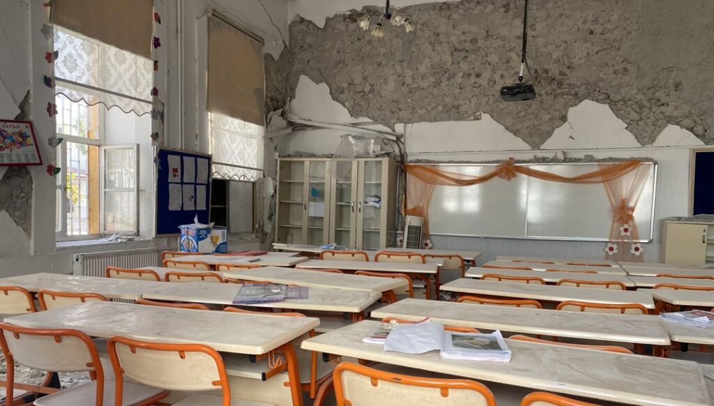 Bahçeli'nin mezun olduğu tarihi okul da depremde hasar gördü - Son Dakika Türkiye Haberleri