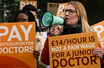 Baristalardan daha düşük alan doktorlar İngiltere’de protesto yaptı – Son Dakika Dünya Haberleri