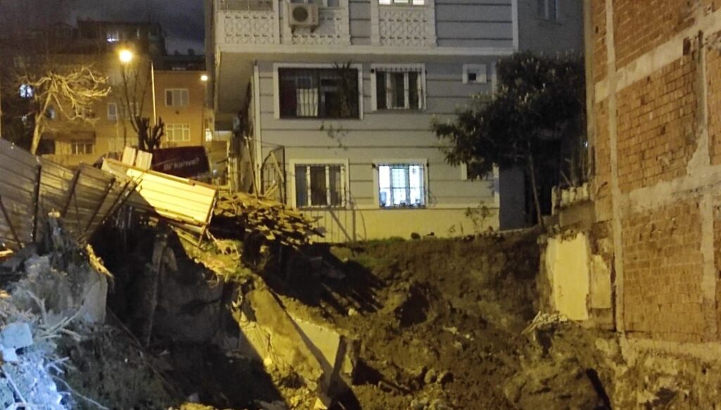 Bayrampaşa'da istinat duvarı çöktü, bir bina boşaltıldı - Son Dakika Türkiye Haberleri