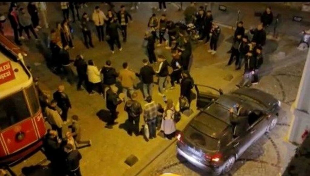 Beyoğlu'nda yolu kapatıp halay çeken kişilere 872 liralık ceza - Son Dakika Türkiye Haberleri