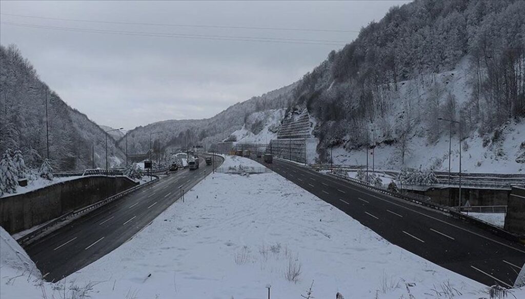 Bolu Dağı'nı kullanacak sürücülere kar yağışı uyarısı - Son Dakika Türkiye Haberleri