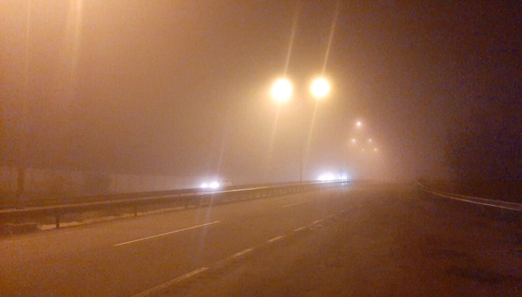 Çorum'da yoğun sis: Görüş mesafesi 30 metreye kadar düştü - Son Dakika Türkiye Haberleri