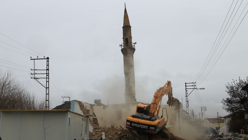 Depremde ağır hasar gören cami ve minaresi iş makinesiyle yıkıldı - Son Dakika Türkiye Haberleri