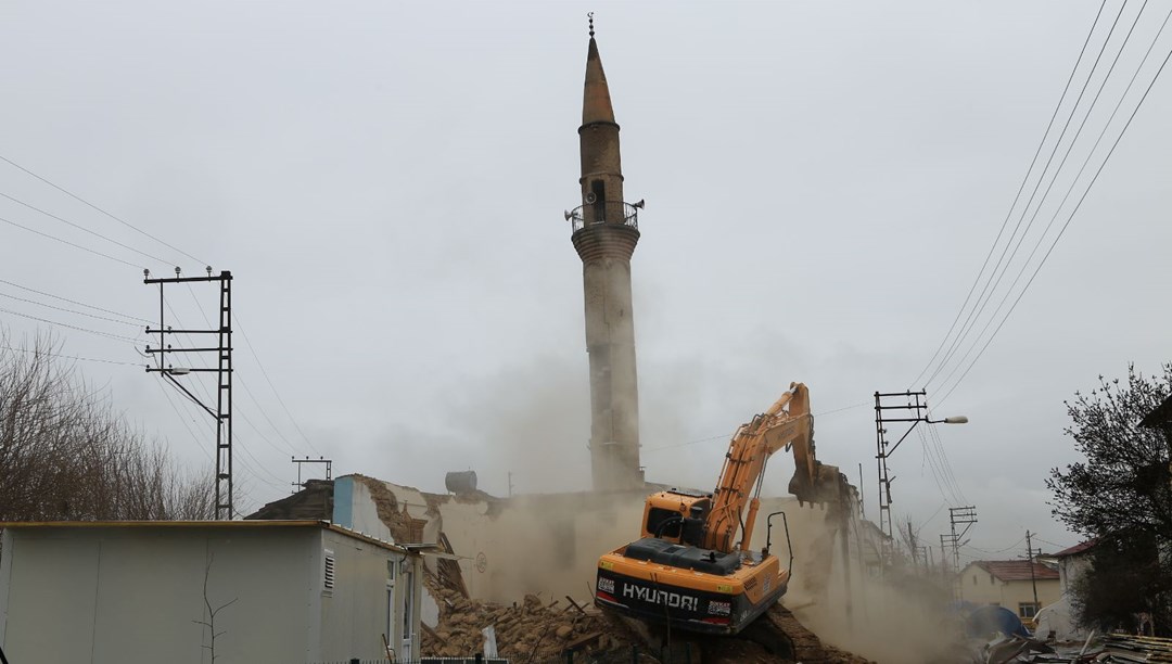 Depremde ağır hasar gören cami ve minaresi iş makinesiyle yıkıldı – Son Dakika Türkiye Haberleri