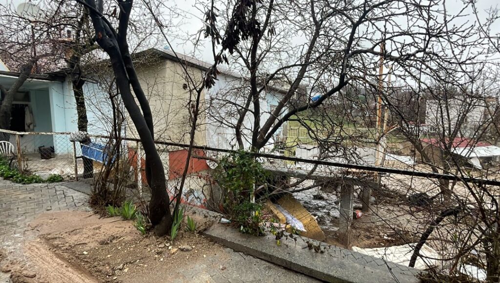 Depremde hasar gören evinden kurtardığı eşyaları selde kayboldu - Son Dakika Türkiye Haberleri