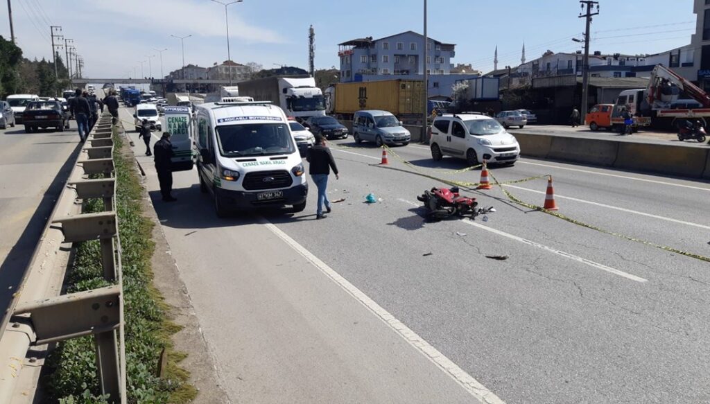 Devrilen motosikletteki 2 kişi TIR’ın altında kaldı: 1 ölü, 1 yaralı - Son Dakika Türkiye Haberleri