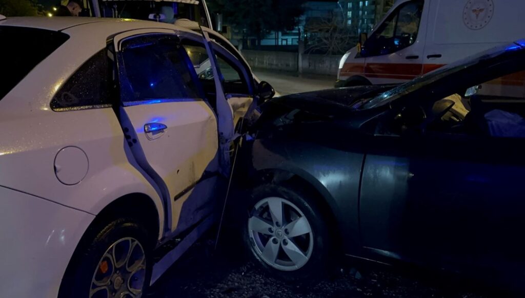 Elazığ'da iki otomobil çarpıştı: 7 yaralı - Son Dakika Türkiye Haberleri
