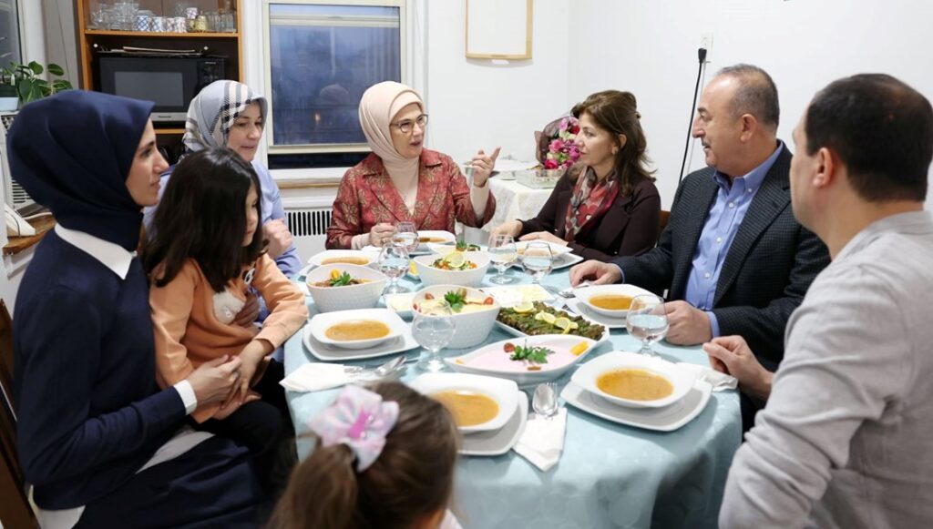 Emine Erdoğan, New York'ta Türk ailenin evinde iftar yaptı - Son Dakika Dünya Haberleri