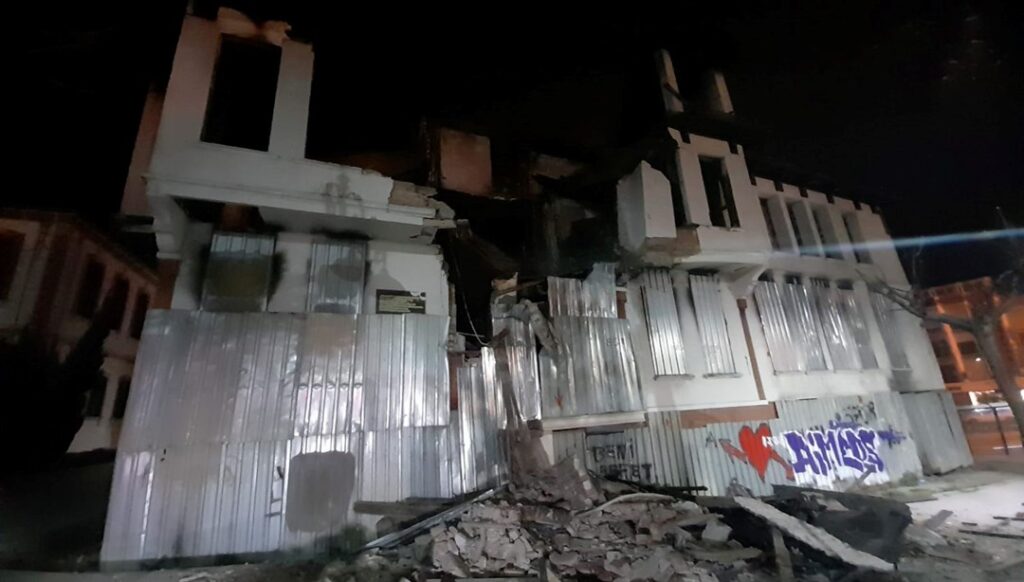 Fatih'te 3 katlı tarihi bina kısmen çöktü - Son Dakika Türkiye Haberleri