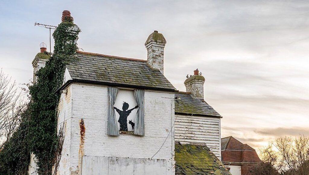 Gizemli sokak sanatçısı Banksy'nin eseri yıkıldı