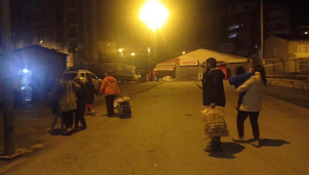 Hakkari'de 3 büyüklüğünde deprem - Son Dakika Türkiye Haberleri