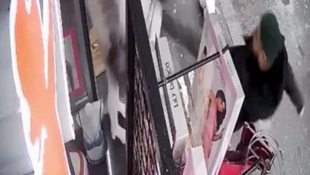 İç çamaşırı mağazasının önünde sergilenen cansız mankene saldırı - Son Dakika Türkiye Haberleri