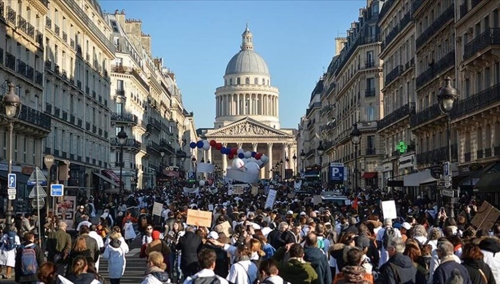 İran'dan Fransa'daki emeklilik reformu karşıtı gösterilere polis müdahalesine tepki - Son Dakika Dünya Haberleri