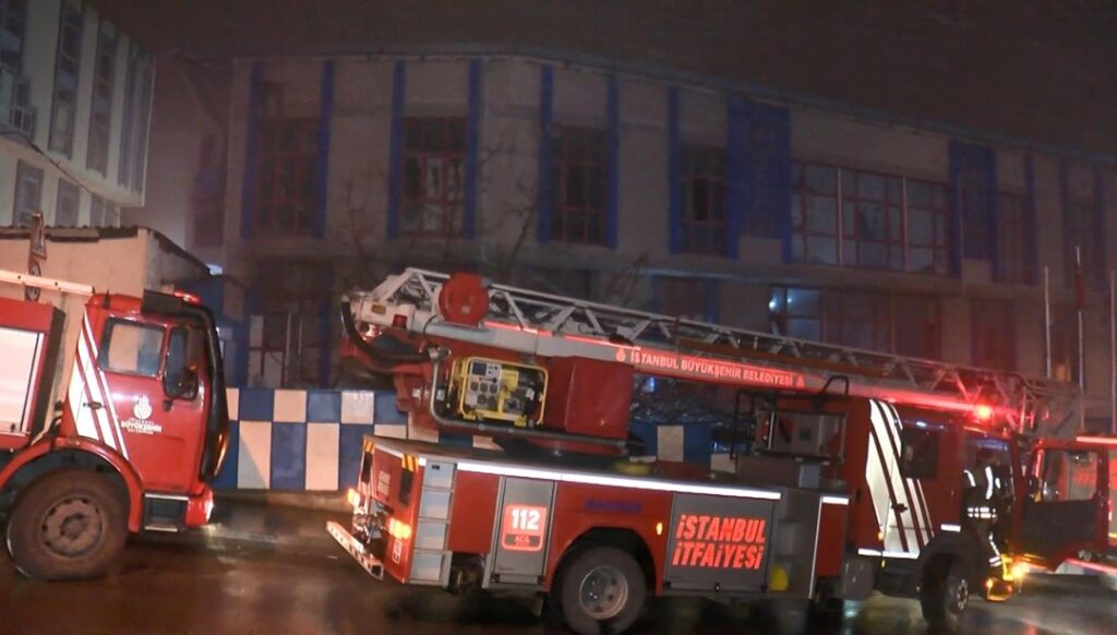 İstanbul'da kalem fabrikasında yangın - Son Dakika Türkiye Haberleri