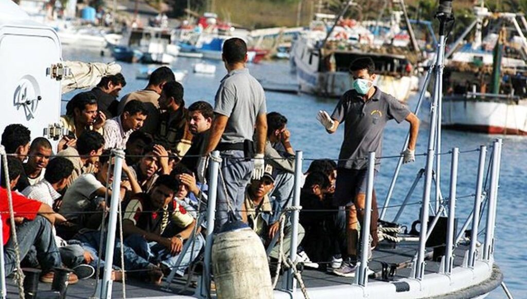 İtalya'ya son 24 saatte 2 binden fazla kaçak göçmen ulaştı - Son Dakika Dünya Haberleri