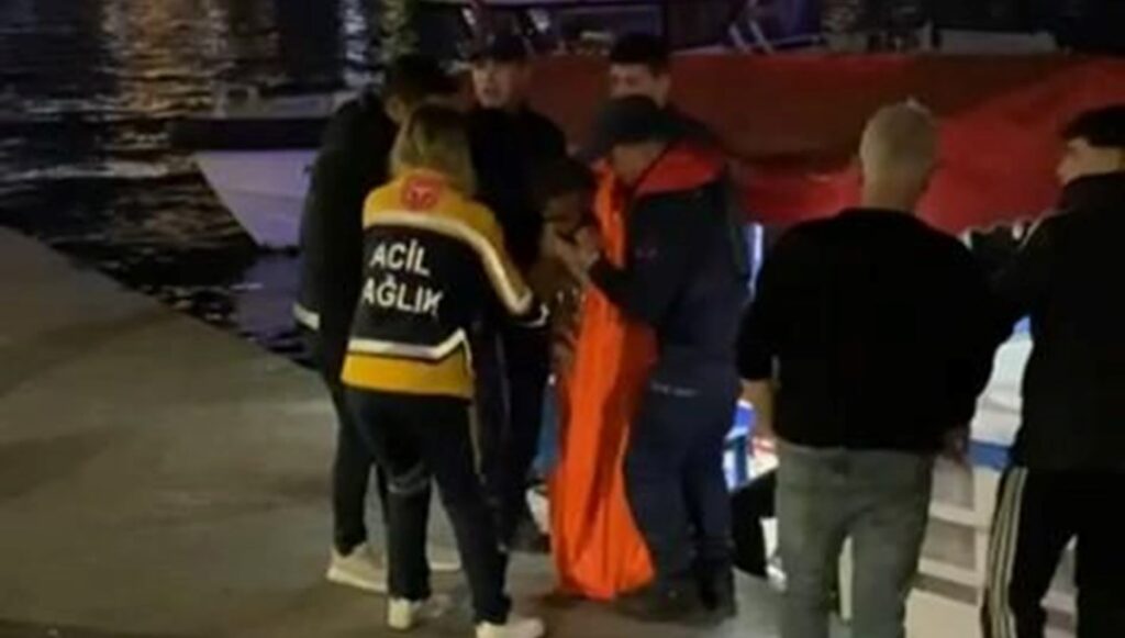 Karaköy'de denize düşen kişiyi tekne kaptanı kurtardı - Son Dakika Türkiye Haberleri