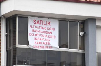 Komşularına kızdı, ‘Daha kötü insanlara satılıktır’ yazıp evini satışa çıkardı – Son Dakika Türkiye Haberleri