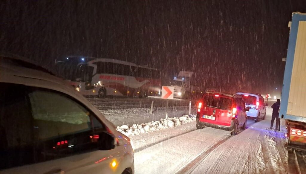 Malatya-Kayseri yolu kar nedeniyle kısmen trafiğe kapandı