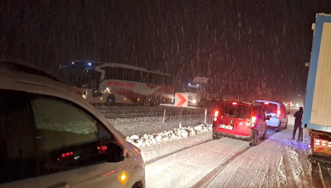 Malatya-Kayseri yolu kar nedeniyle kısmen trafiğe kapandı – Son Dakika Türkiye Haberleri