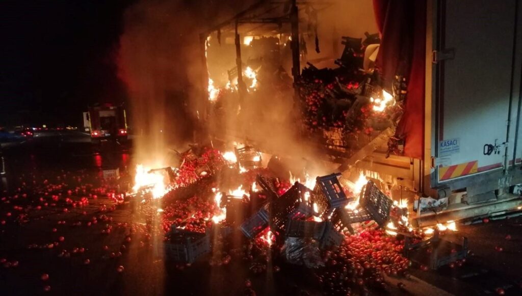 Mersin'de domates yüklü kamyon alev alev yandı - Son Dakika Türkiye Haberleri