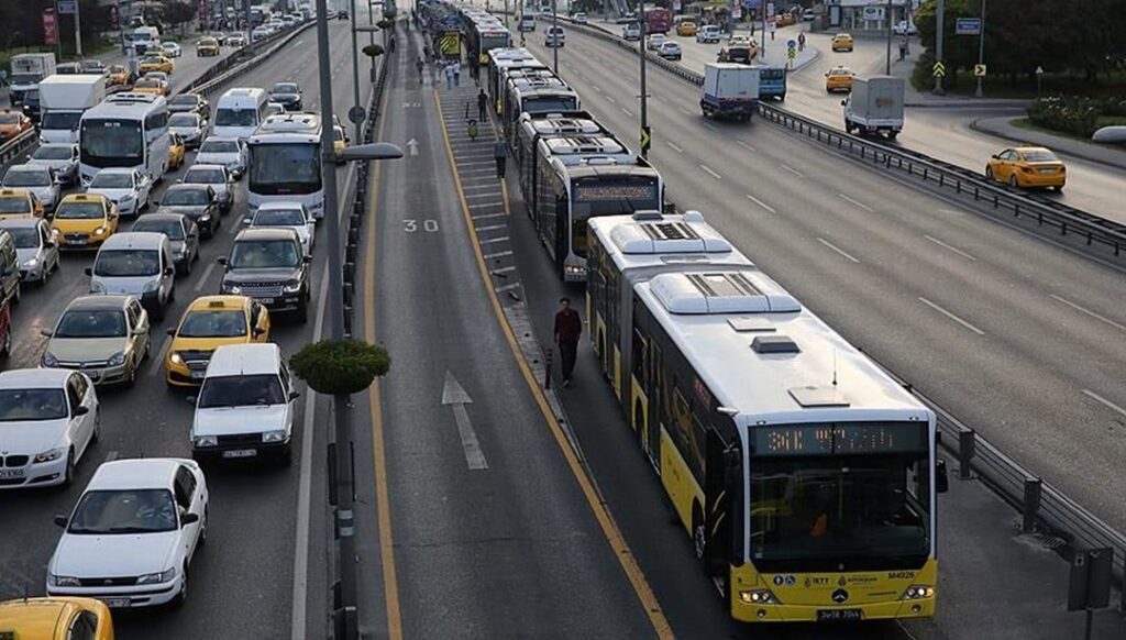 Metrobüs arızası trafiği kilitledi - Son Dakika Türkiye Haberleri