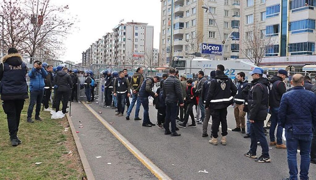Nevruz etkinliğinde gerginlik: 5 polis yaralandı, 19 gözaltı - Son Dakika Türkiye Haberleri