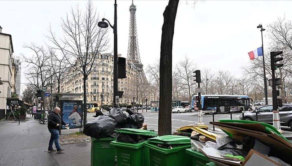 Paris'te "çöp yığınlarına" rağmen grevlere destek kararı - Son Dakika Dünya Haberleri