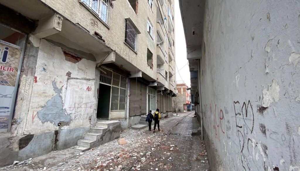 Prof. Dr. Kavak'tan Diyarbakır'ın 400 bin nüfuslu ilçesi için uyarı: Küçük bir artçıda yıkılabilir - Son Dakika Türkiye Haberleri