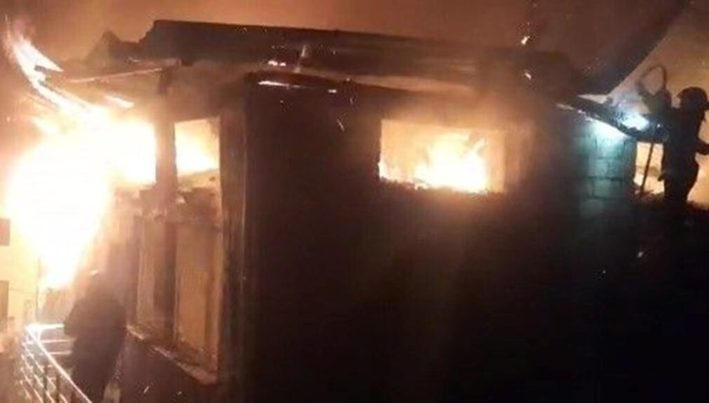 Rize'de çıkan yangında 2 ev küle döndü - Son Dakika Türkiye Haberleri
