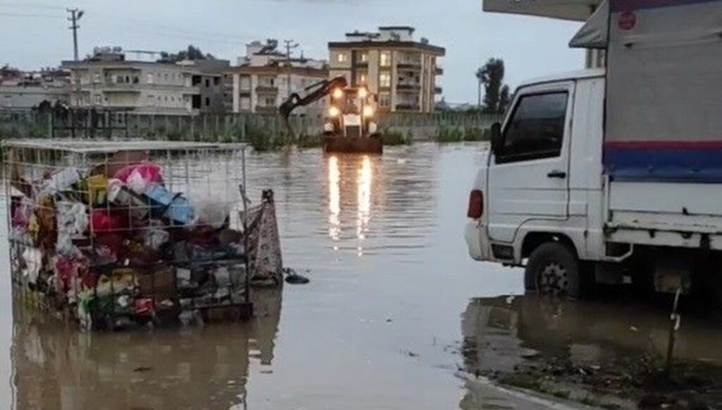 Şebeke borusu patladı, mahalle su altında kaldı - Son Dakika Türkiye Haberleri