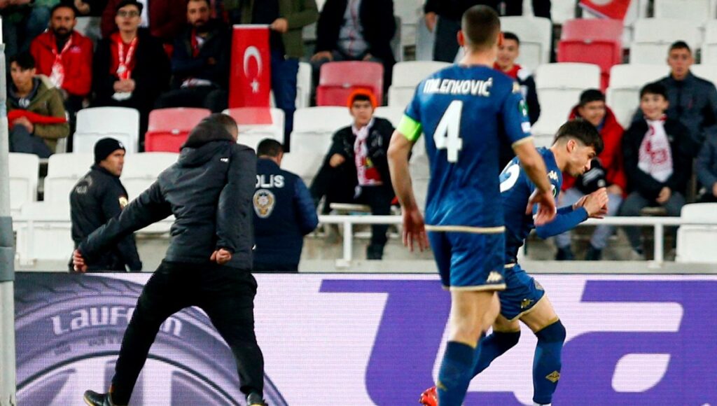 Sivas'ta sahaya giren taraftar Fiorentinalı futbolcuya saldırdı
