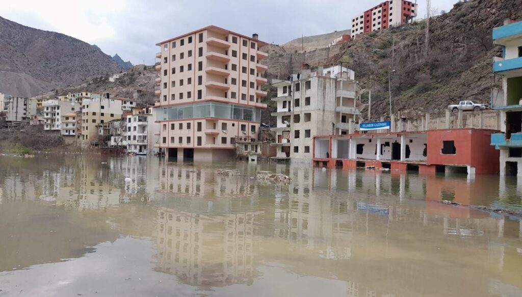 Sular terk edilmiş binalara dayandı: İlk katlar sular altında kaldı! - Son Dakika Türkiye Haberleri