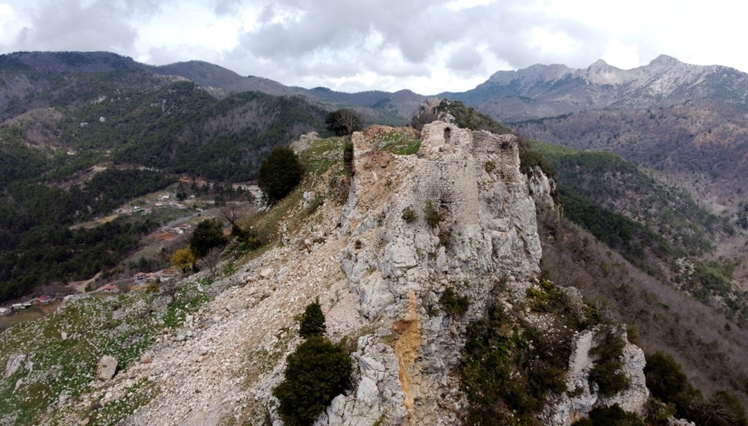 Tarihi Şalen Kalesi depremlerde zarar gördü