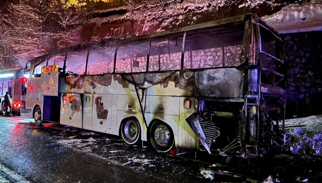 Trabzon'da polisleri taşıyan otobüs alev aldı - Son Dakika Türkiye Haberleri