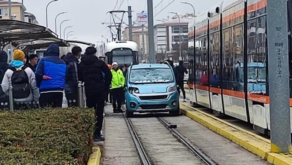 Tramvay yolunda ticari araç çarptı: 1 ölü - Son Dakika Türkiye Haberleri