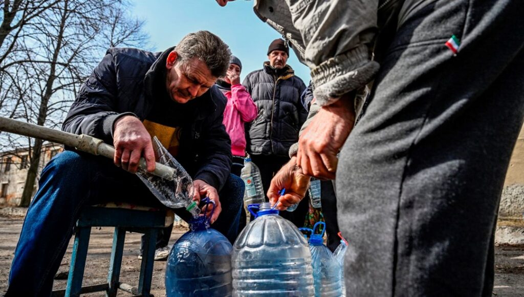 Ukrayna'da en şiddetli çatışmaların yaşandığı yerde halk çaresiz: Bombaların altında içme suyu kuyruğu - Son Dakika Dünya Haberleri