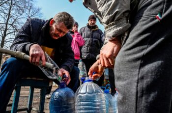 Ukrayna’da en şiddetli çatışmaların yaşandığı yerde halk çaresiz: Bombaların altında içme suyu kuyruğu – Son Dakika Dünya Haberleri