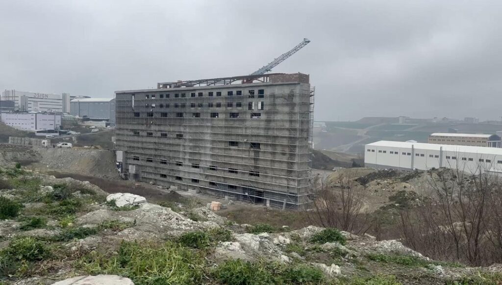 Üzerine moloz dökülen inşaat işçişi hayatını kaybetti - Son Dakika Türkiye Haberleri