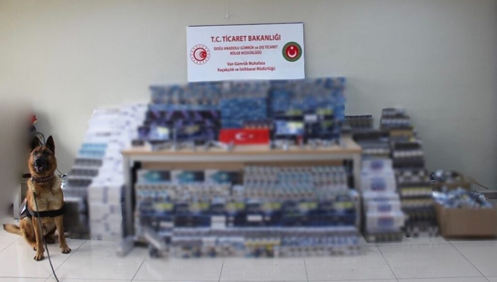 Van'da 17 bin 580 paket kaçak sigara ele geçirildi - Son Dakika Türkiye Haberleri