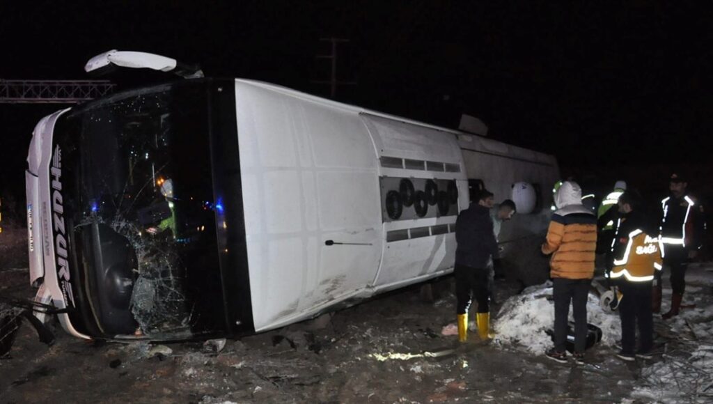 Yozgat'ta yolcu otobüsü devrildi: 1 ölü, 25 yaralı - Son Dakika Türkiye Haberleri