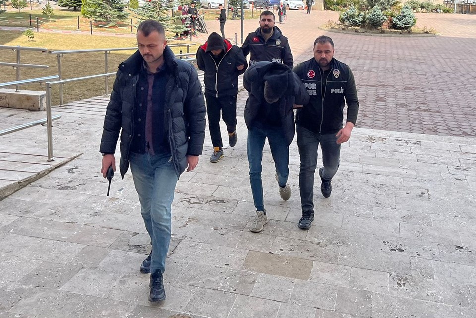 Sahaya girip Fiorentinalı futbolcuya saldıran Sivassporlu 2 taraftar tutuklandı - 1